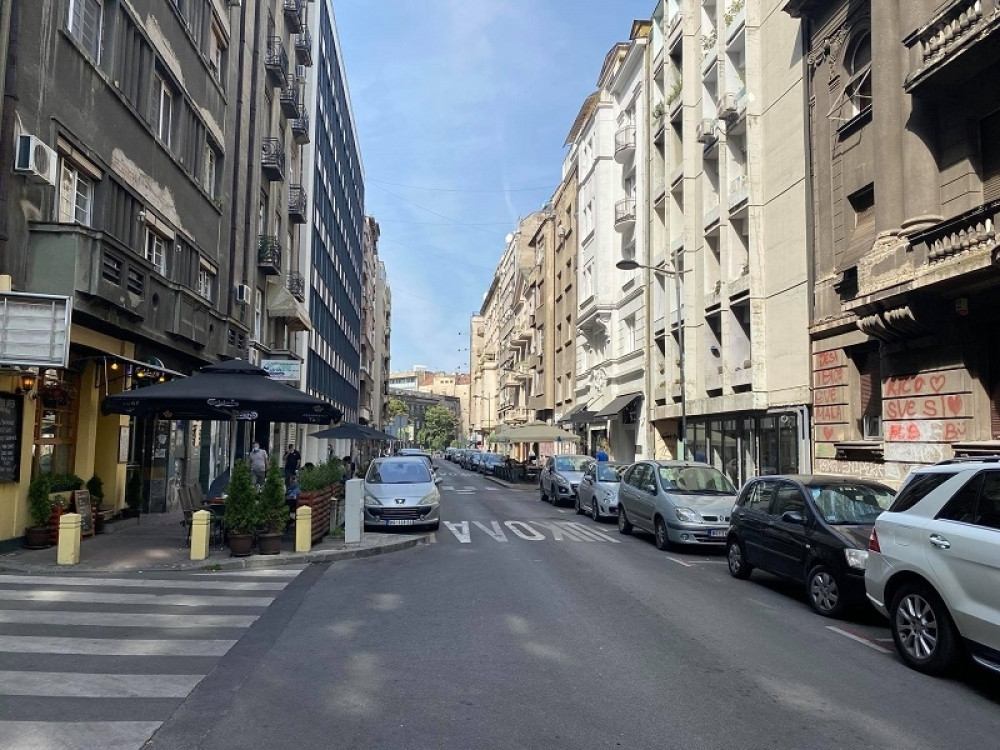 Prelep prizor oduševio prolaznike u Kosovskoj ulici: Stariji bračni par pokazao šta je ljubav!