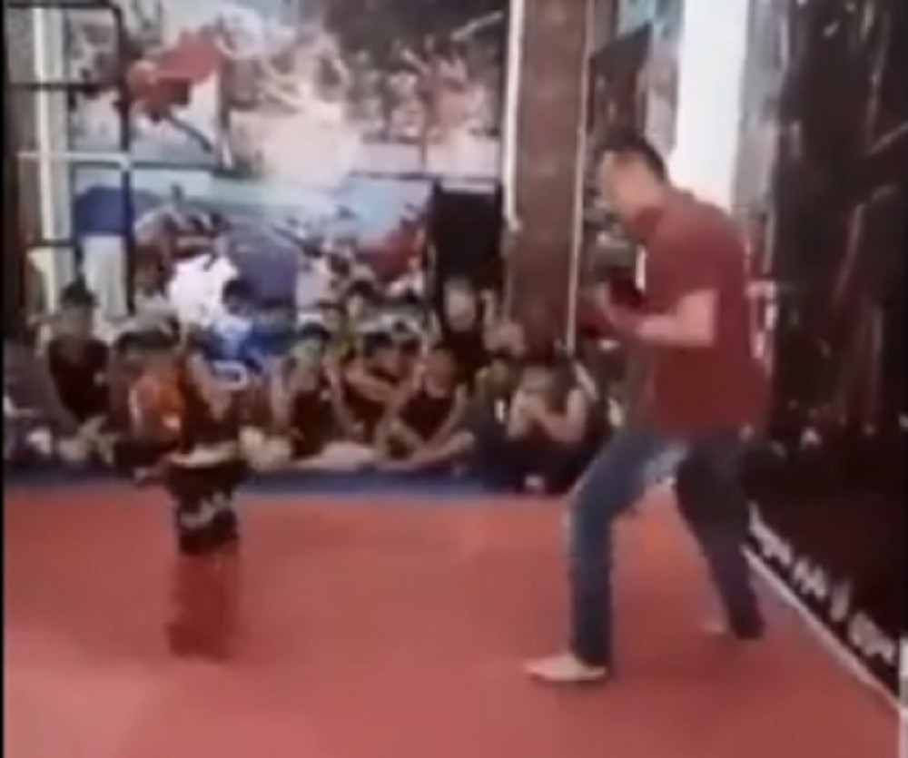 Monstrum: Pohvalio se na društvenim mrežama kako se divljački iživljava nad detetom na treningu (UZNEMIRUJUĆI VIDEO)