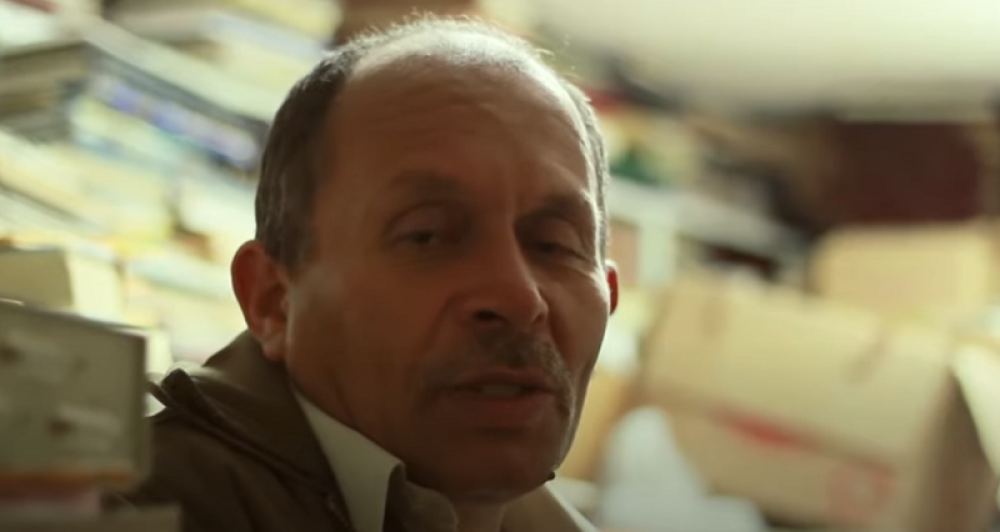 Ovaj đubretar je godima sakupljao bačene knjige, a onda mu se život okrenuo naglavačke (VIDEO)