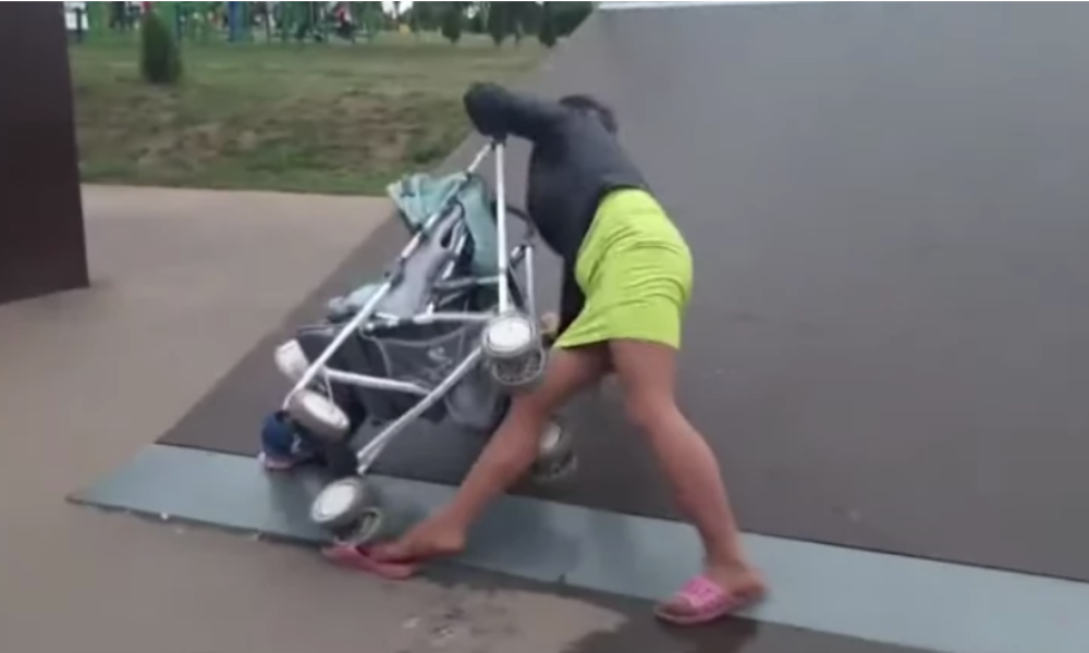 Pijana majka umalo ubila svoju bebu u kolicima! (VIDEO)
