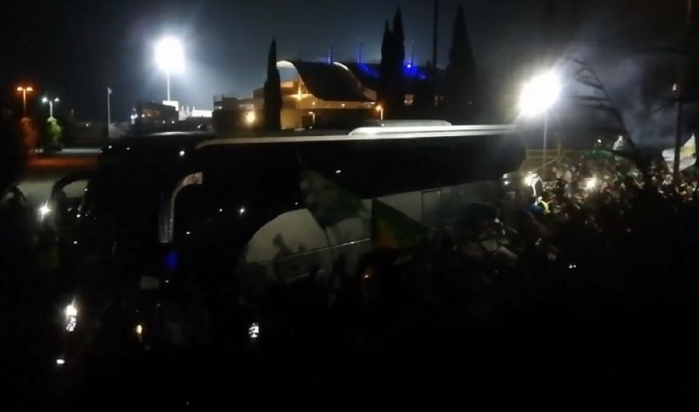 Zvezdin autobus upao među navijače Omonije, razbijeni auti, povređena žena... (VIDEO)