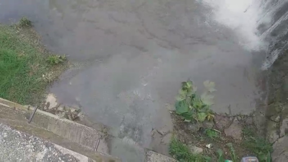 Nesnosan miris širi se naseljem kod Čačka: Siva tečnost protiče, građani izbezumljeno gledaju (VIDEO)