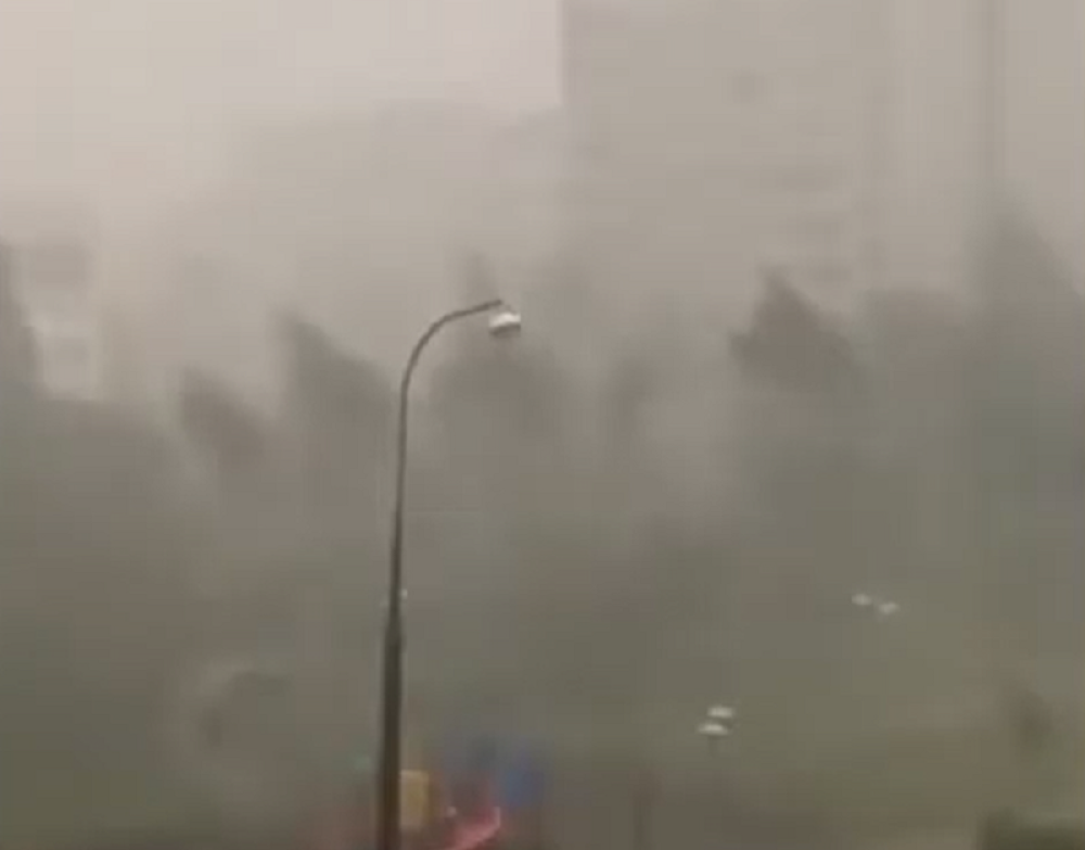 Nebo postalo crno, formirale se pijavice, ulice kao reke poplavljene, a večeras sve građane očekuje neprijatno iznenađenje (VIDEO)