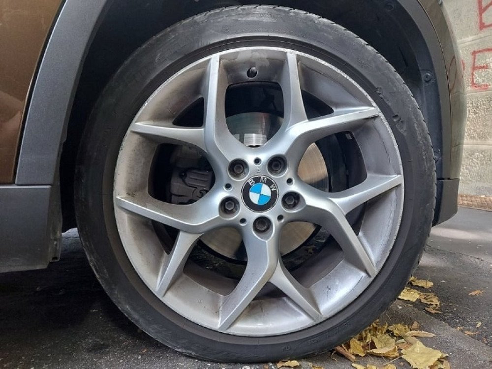 Sudarili su se Porše i BMW, od siline udarca jedan skupoceni auto je odleteo na trotoar