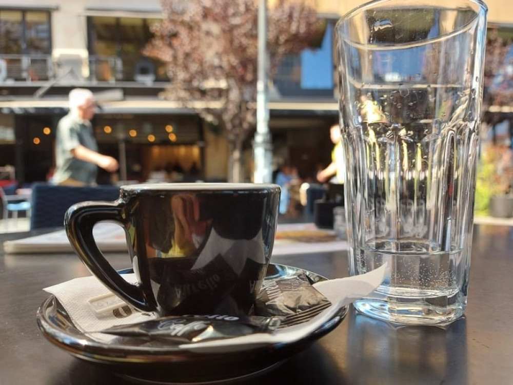 Svi kafići zatvoreni na sat vremena