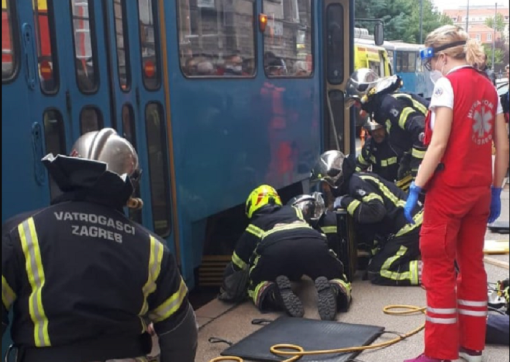 Jeziva akcija spasavanja! Žena pala na šine, prolaznici gledali kako pokušavaju da je izvuku! (FOTO)