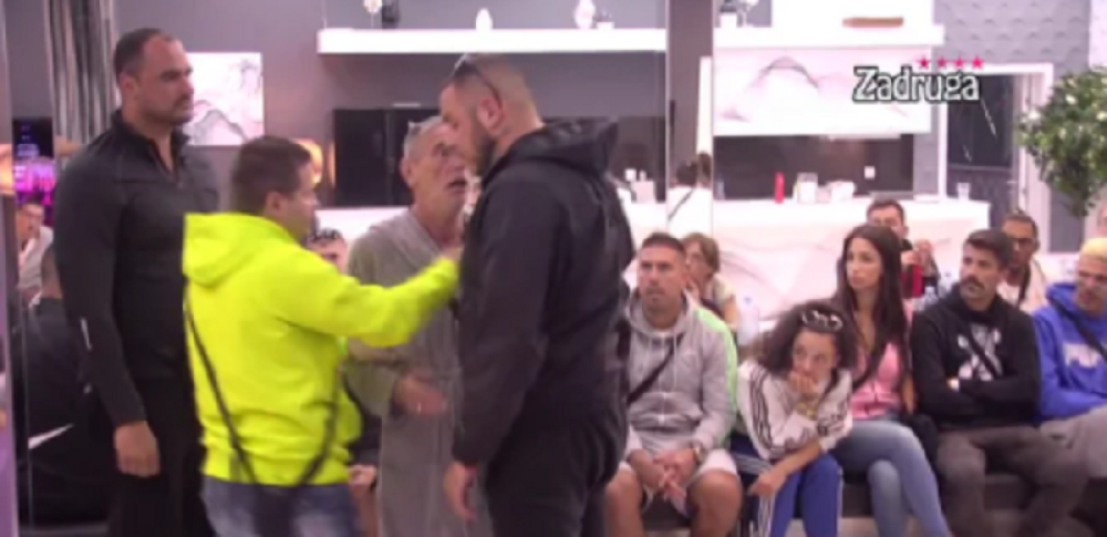 Filip Car nije mogao da istrpi uvrede, pa nasrnuo na Lepog Miću: Reagovalo obezbeđenje! (VIDEO)