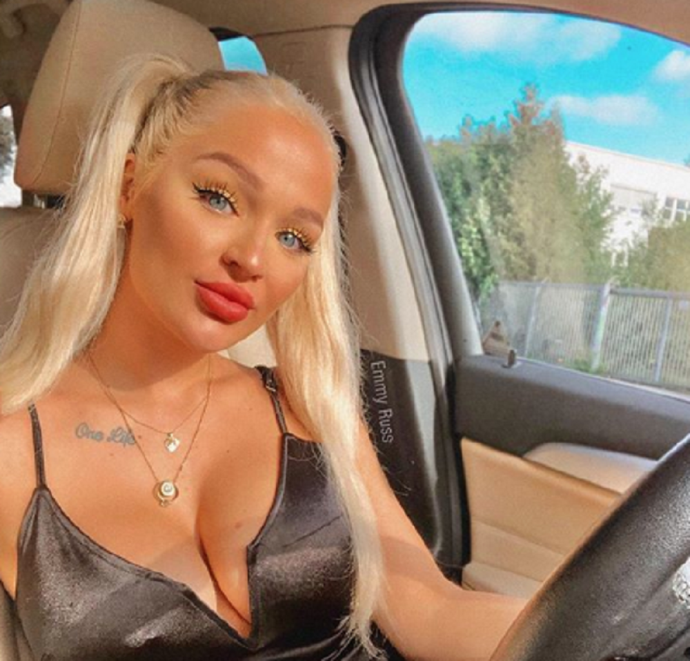 Poznata influenserka sela na policijski automobil da bi se slikala, a onda ju je sačekalo OVO! (FOTO)