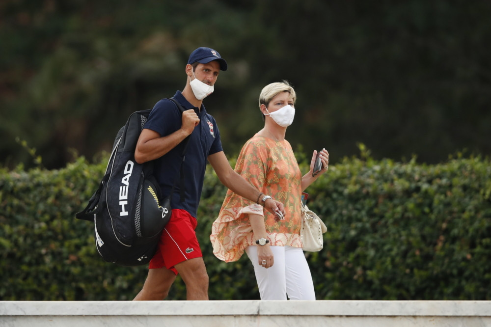 Svi se pitaju ko je misteriozna plavuša, a mi vam to otkrivamo, ali i još nešto