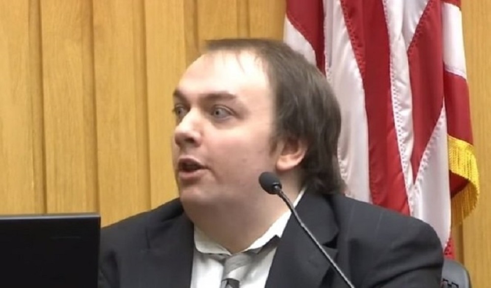 Raskomadao roditelje i skuvao ih u loncu jer nisu hteli da mu daju novac! (VIDEO)