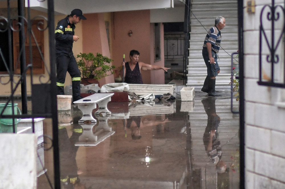 Apokaliptične scene iz Grčke: Zatvoreni mostovi, potopljene ulice, delovi ostrva bez struje (FOTO)