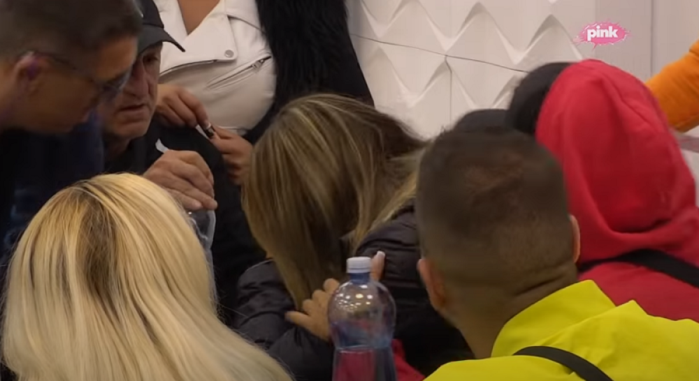 Učesnica "Zadruge" u suzama napustila belu kuću: Nastradao joj član porodice! (VIDEO)