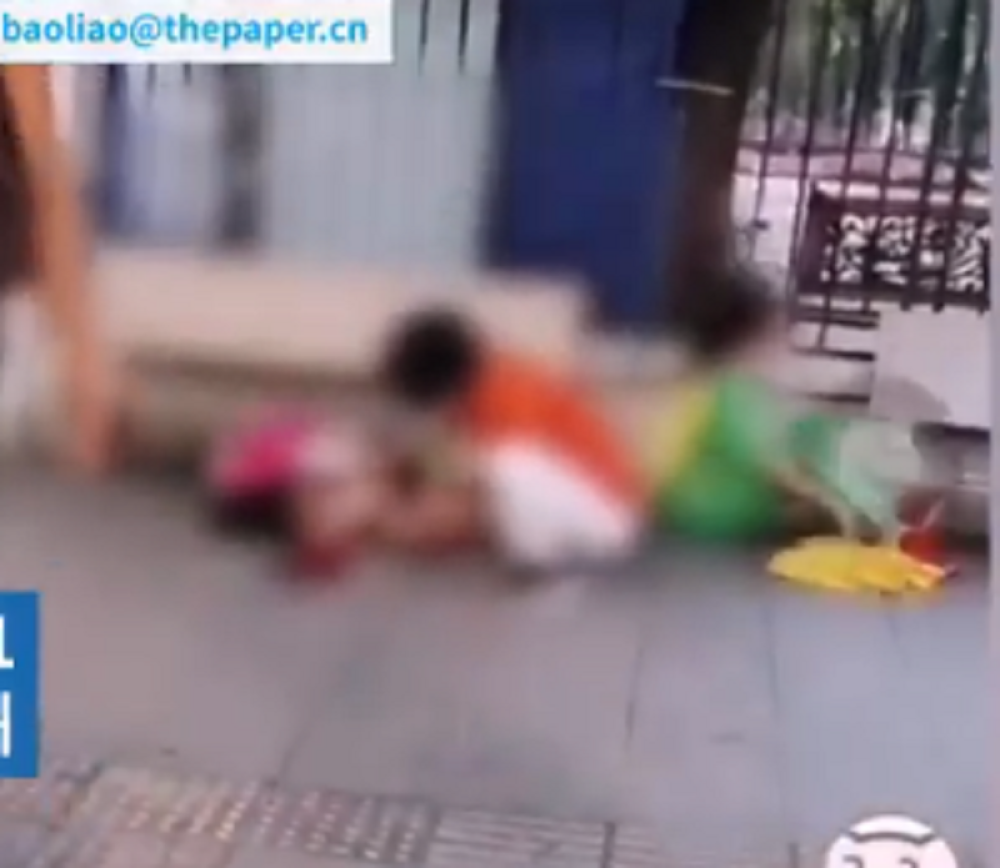 Nožem isekao petoro, prolaznici videli decu kako leže! (VIDEO)