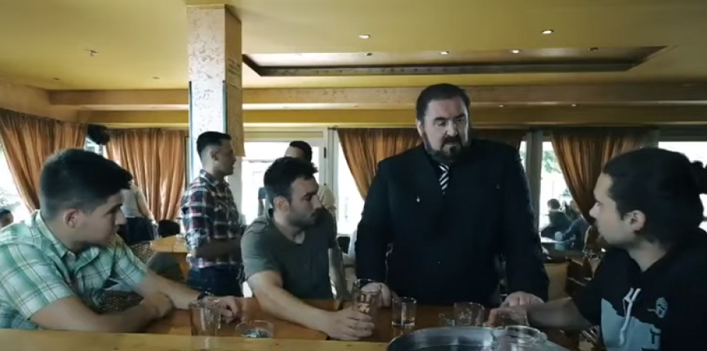 Sede u kafani Albanac, Hrvat i Bošnjak, pa pričaju kako su proterali Srbe sa Kosova i Krajine, a onda ulazi krupan, namrgođeni tip iz Republike Srpske... (VIDEO)