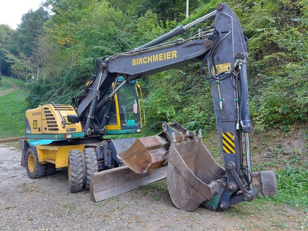 Migranti spavali u žbunu, radnik ih nije video, pa ih PREGAZIO MAŠINOM