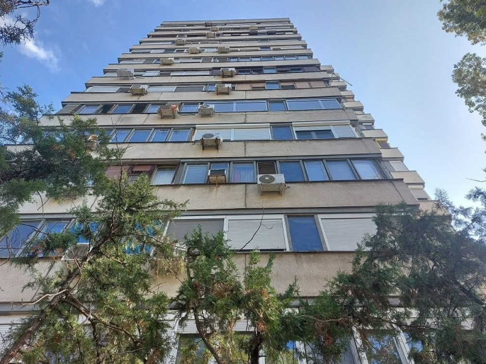 Zastrašujuća scena u srcu Beograda: Visio, pa skočio sa 12. sprata, i to pred vozilo Hitne pomoći