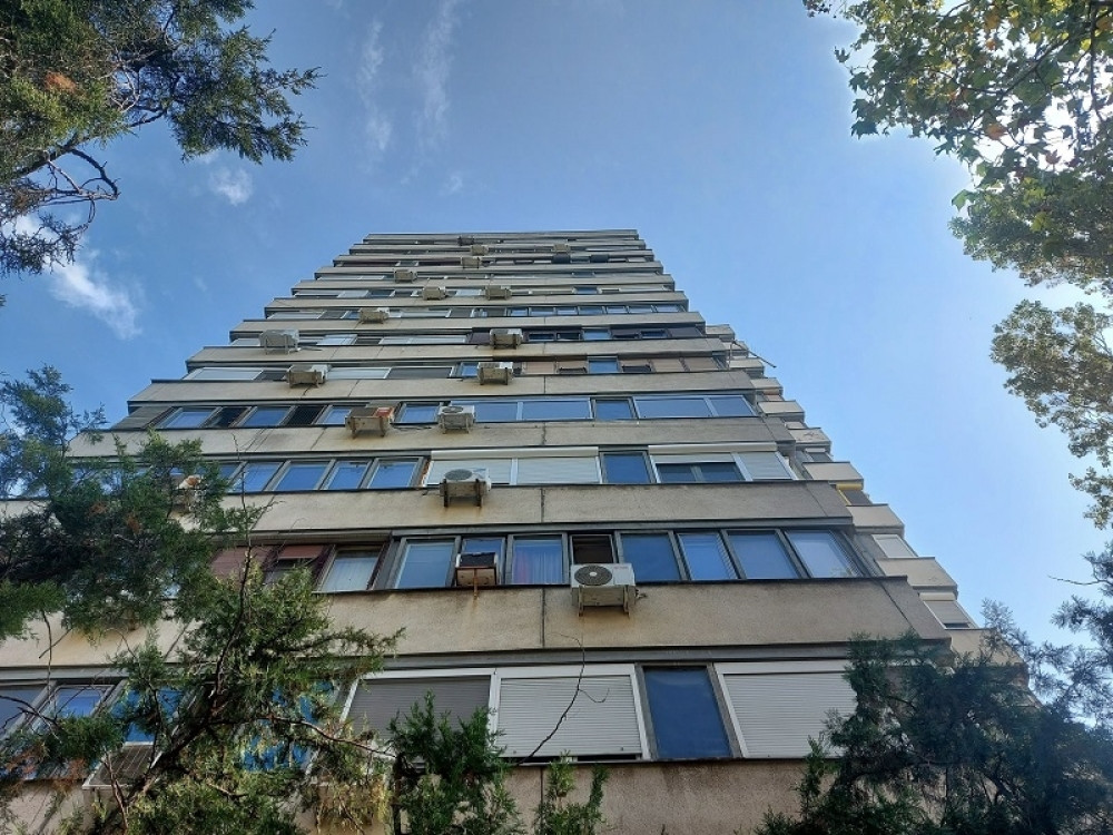 Mujo ide na posao, i ugleda Hasu na vrhu zgrade i pita ga...