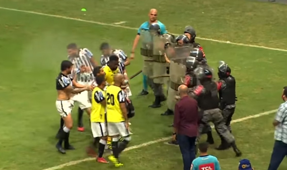 Policija branila sudiju, neviđen haos na terenu! (VIDEO)