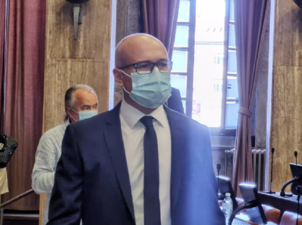 "Niko nije hapsio Novakovića i ekipu, nisu imali lične karte dok su lepili plakate. Hoće da za njih zakoni ne važe!"