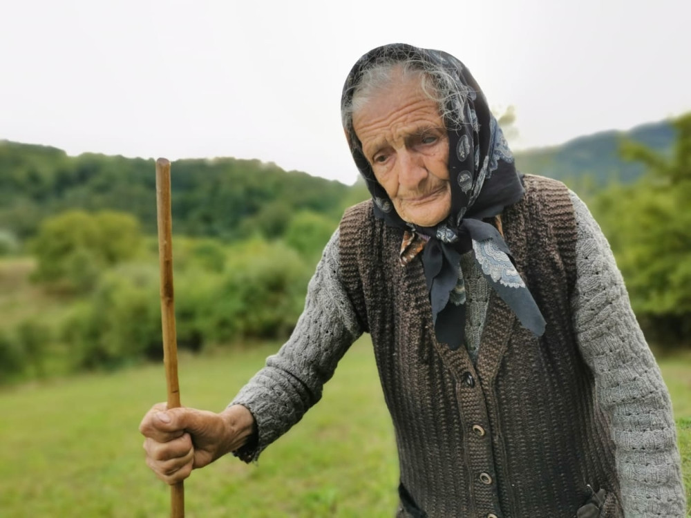 Baka Rada ima 90 godina, ne čita novine, ne gleda televiziju i ne zna šta je internet, ipak, ima jednu poruku za mlade koja se tiče smisla života