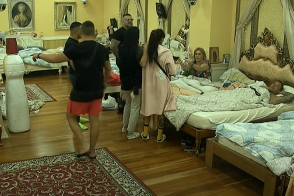 Čim je ušao u vilu u nastao je nezapamćen haos! Zamalo obezbeđenje da reaguje zbog napada na nju (VIDEO)