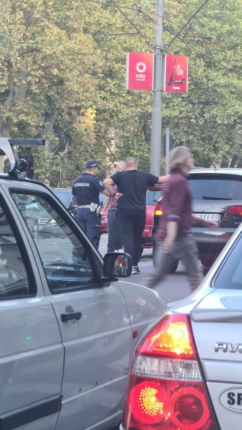 Golfom se spuštao niz ulicu Laze Lazarevića, a onda se desio horor!