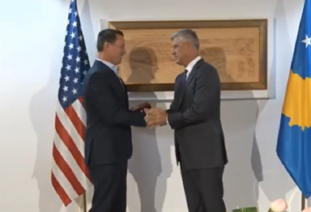 Tači prišao Grenelu, pružio ruku, a onda predao poklon kom se nije nadao (FOTO)