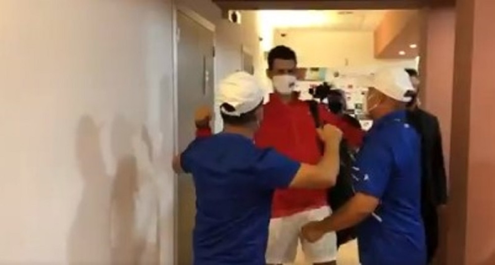 Evo kako su se Đoković i ekipa pozdravili posle meča i nasmejali sve prisutne! (VIDEO)