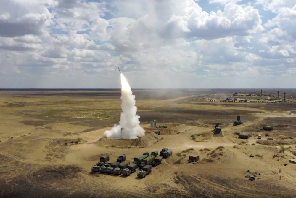 Avioni, specijalci i oklopna vozila jure prema ratnoj zoni (VIDEO)