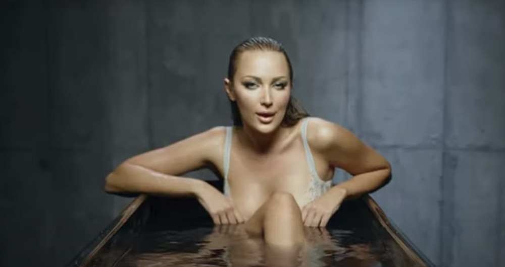 Aleksandra Prijović zasenila sve novim stajlingom: Golog stomaka počela da se uvija, a ovo joj je na sve to rekla Lepa Brena! (VIDEO)