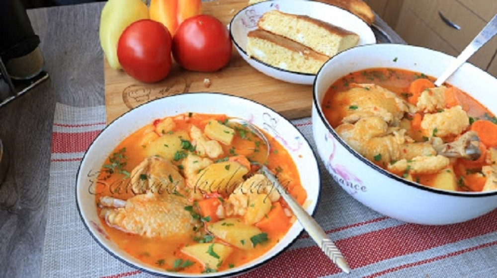 Pileći paprikaš spremljen na ovakav način postaće jedno od omiljenih jela vašeg porodičnog menija!