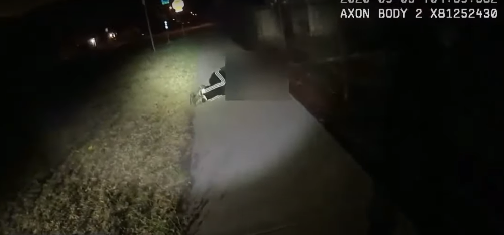 Zvala policiju u pomoć, a oni joj izrešetali dete (UZNEMIRUJUĆI SNIMAK)