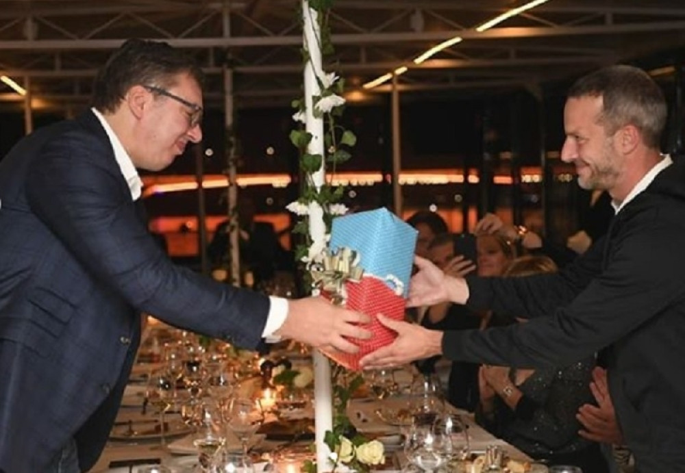 Pokloni su se ređali među delegacijama, a onda je Boler izustio: Predsedniče, lično od Donalda Trampa... (FOTO)