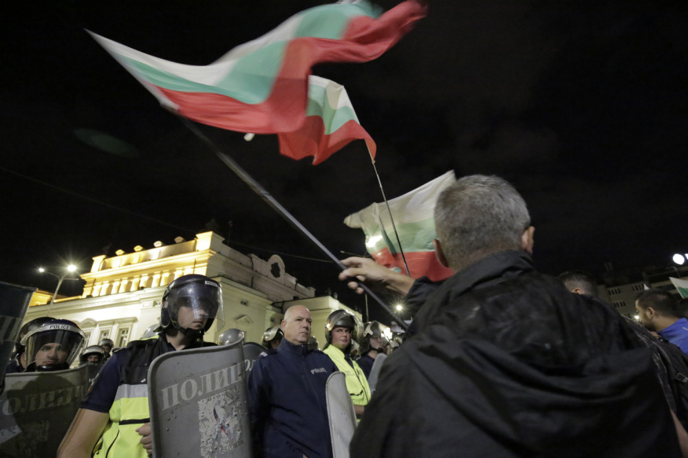 Kordoni policije pred Skupštinom, hiljade ljudi blokiralo grad (FOTO)