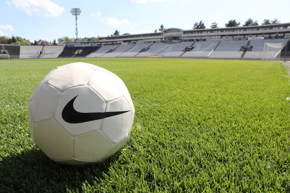 Tri mrtvačka krsta na terenu, odsečena svinjska glava i poruka koja ledi krv u žilama