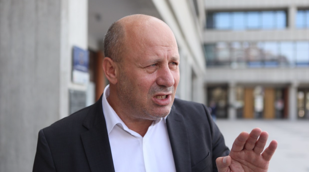 General Simić šokirao novinare ispred Palate pravde: Dođite kod mene na Avalu da iskoristimo bazen, biće tu i ribe