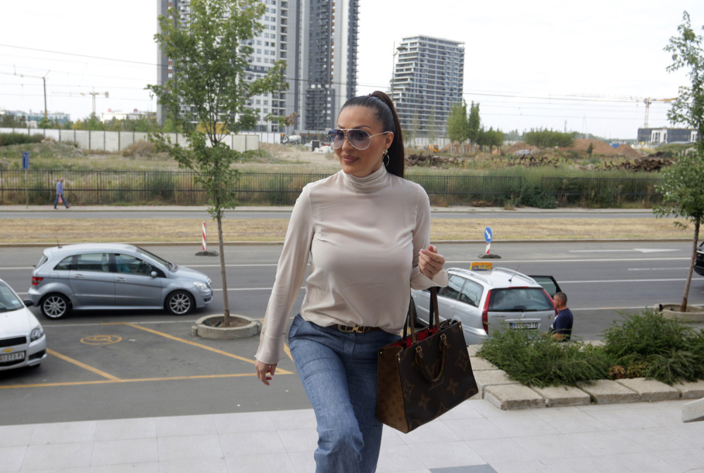 "Zgadilo mi se..." Ceca nikad iskrenija: Pevačica svojim stajlingom izazvala pometnju ispred Palate pravde! (FOTO)