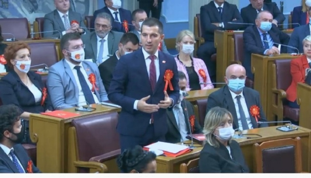 Otkriveno zbog čega su SVI POSLANICI imali isti predmet na grudima! (FOTO)