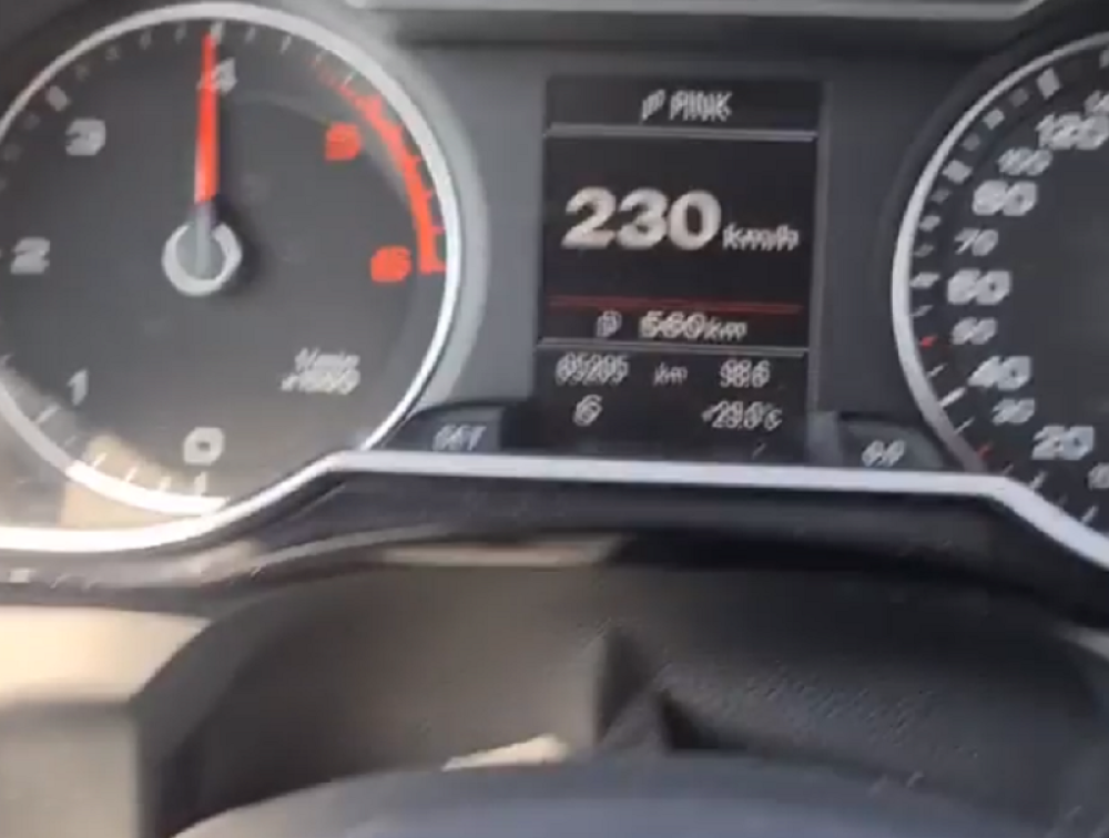 Iživljavanje! Vozač neprestano stiskao gas, automobil leteo 230 na sat (VIDEO)