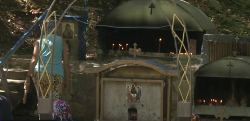 Čudotvoran izvor Svete Petke leči od mnogo bolesti, oni koji nemaju dece najčešće dolaze ovde