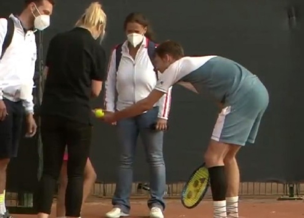 Kazahstanski teniser pogodio skupljačicu loptice tokom servisa, prošao bez ikakve kazne! (VIDEO)