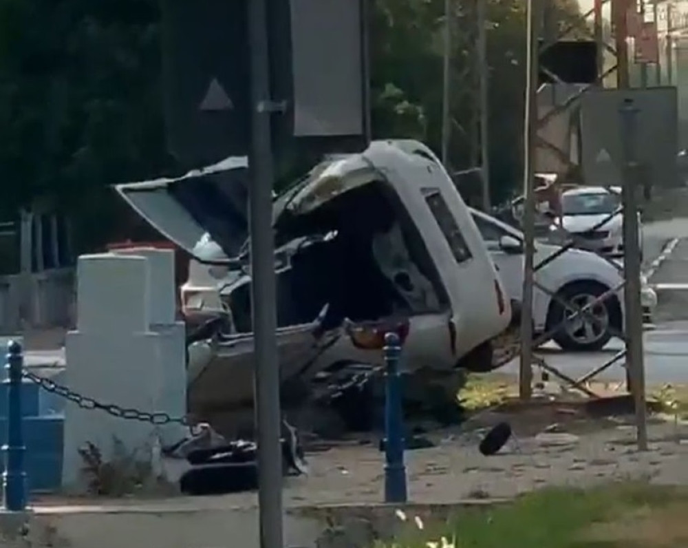 Fiat izleteo s puta, udario u autobus i banderu, potpuno je smrskan (VIDEO)