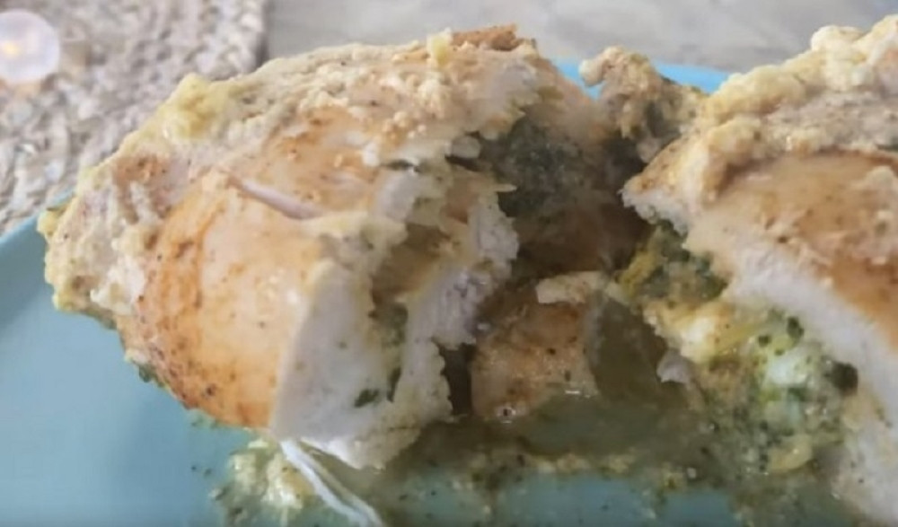 Prste da poližeš: Zapečena piletina sa spanaćem u sosu od pavlake