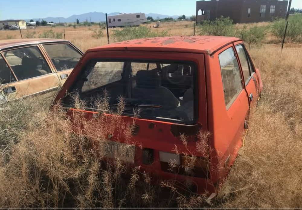 Nakon 15 godina stajanja u pustinji, uz minimalna ulaganja ovaj auto krstari ulicama (VIDEO)