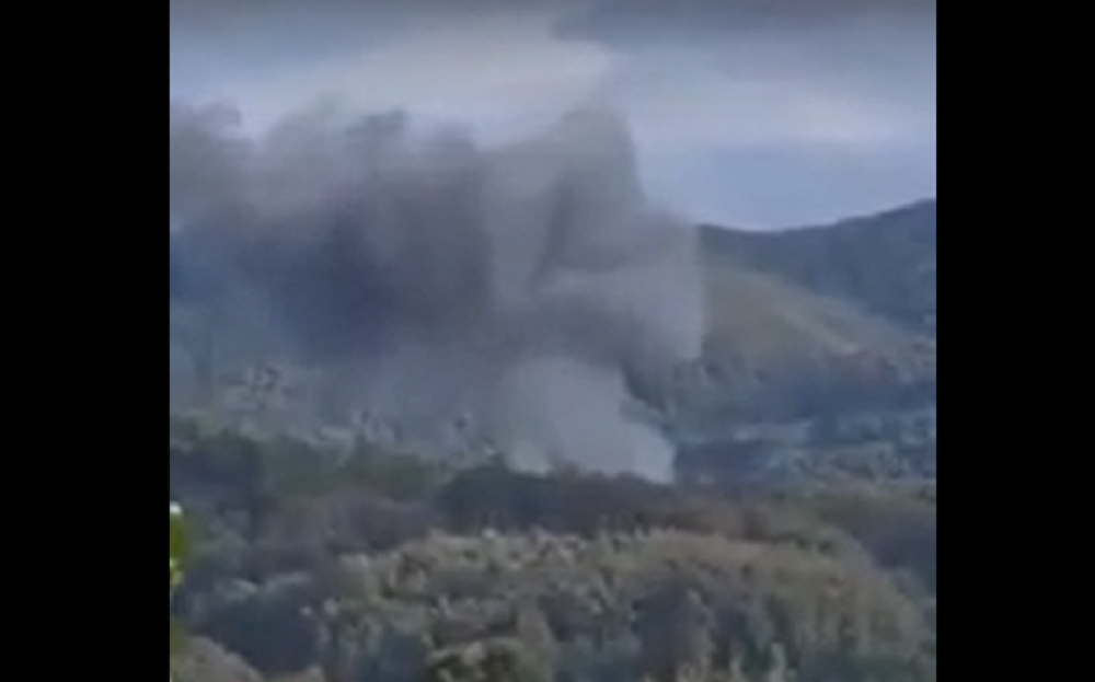 Vojni avion se srušio u dvorište meštanina Vitomira iz Vrasine i umalo ga usmrtio (VIDEO)