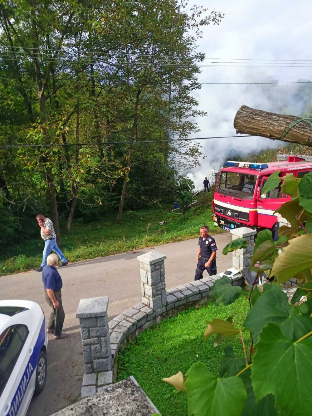 "Čuo sam jak zvuk i izleteo iz kuće, video sam kako pada, a onda se začula jaka eksplozija!"