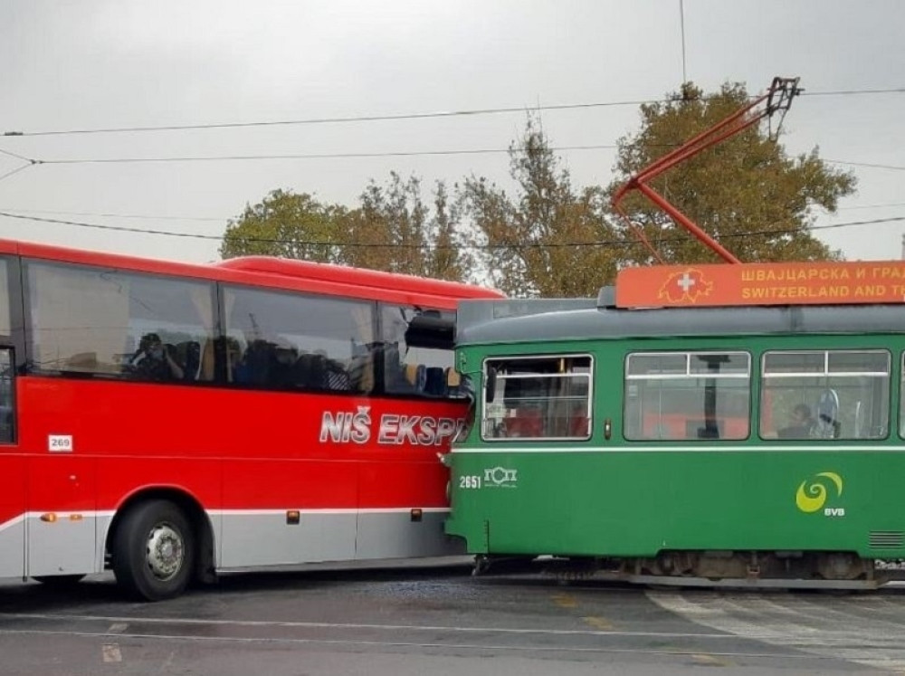 Sudar autobusa i tramvaja u centru grada (FOTO)