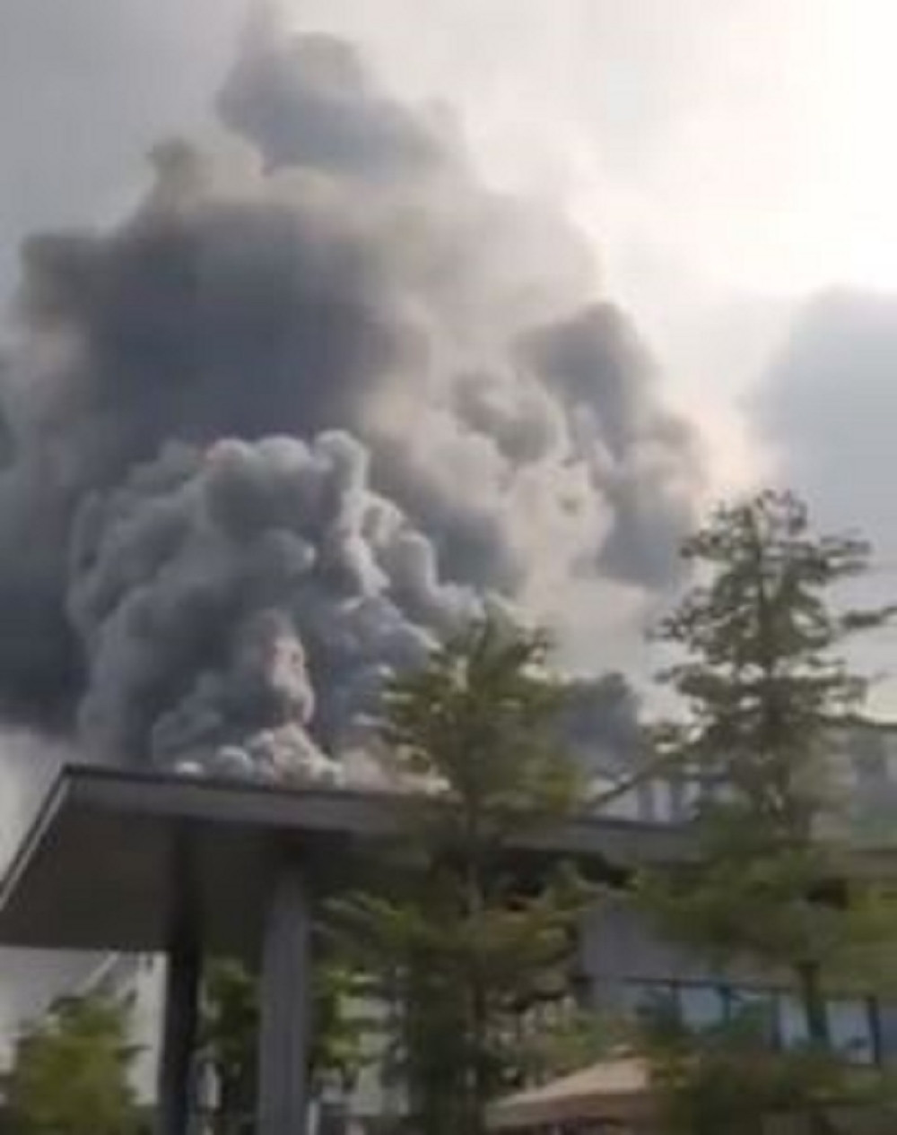 Gori tehnološki gigant, crn oblak dima prekrio ceo grad i ima veze sa 5G mrežom (VIDEO)