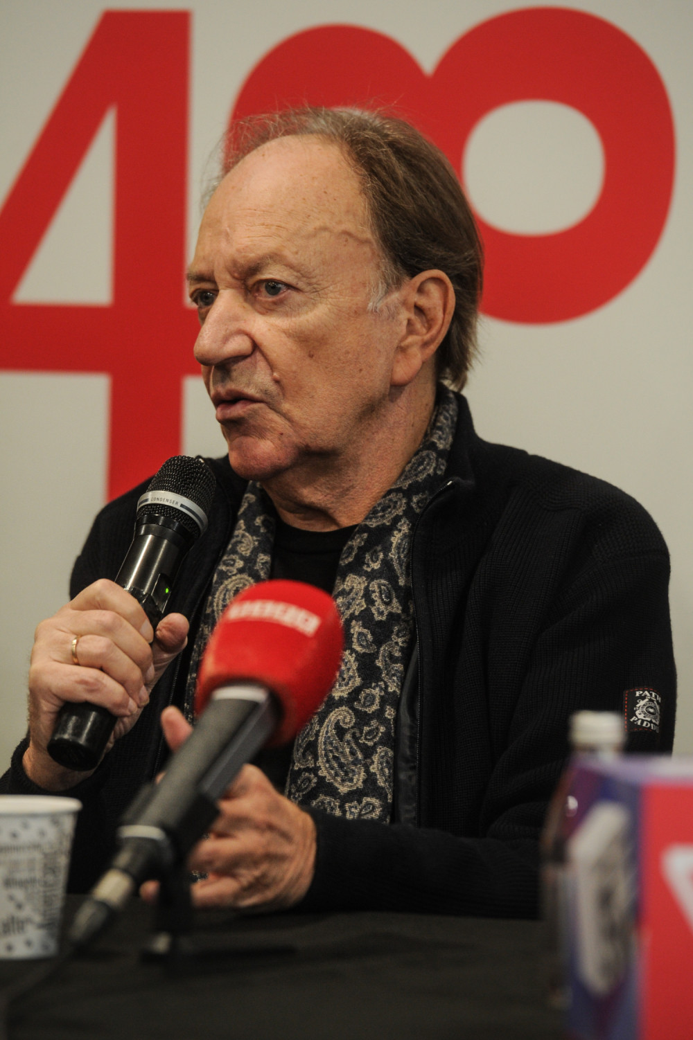 Branili su mu da bude reditelj, u film se zaljubio cepajući karte u bioskopu, a na specifičan način je upoznao suprugu