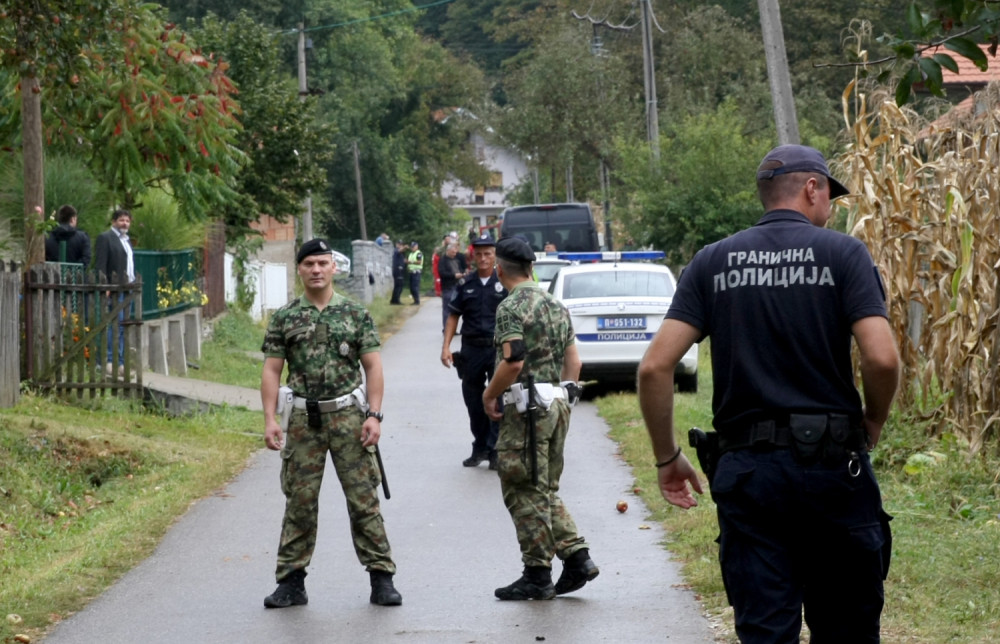 Meštanka Živana sva potresena kad je shvatila šta se dešava viknula je komšijama: "Zovite Hitnu pomoć i vatrogasce, svi ćemo izgoreti"